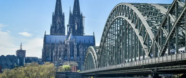 Kölner Dom und Hohenzollernbrücke am Rhein
