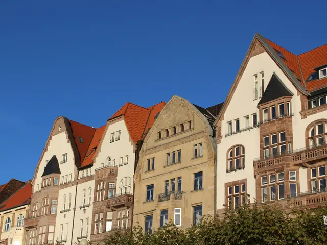 Reihe von Altbau-Mehrfamilienhäusern