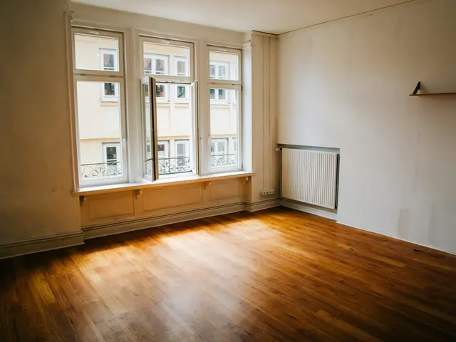 Sanierter, heller Altbauraum mit Holzboden